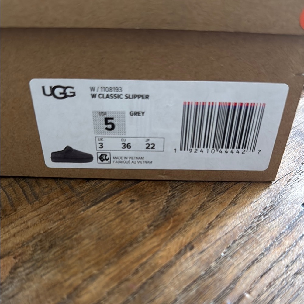 UGG Charcoal Suede Slippers New in Box - Picture 7 of 7